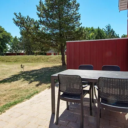 Charming 4-person Getaway Blåvand